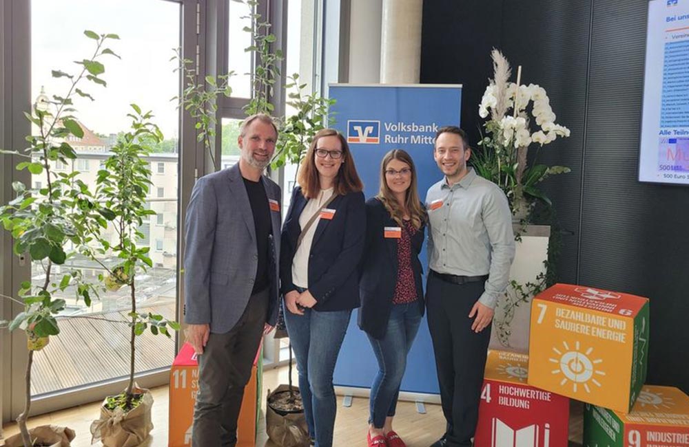 Die Volksbank Ruhr Mitte honoriert das Projekt Garten-AG mit 500 Euro
